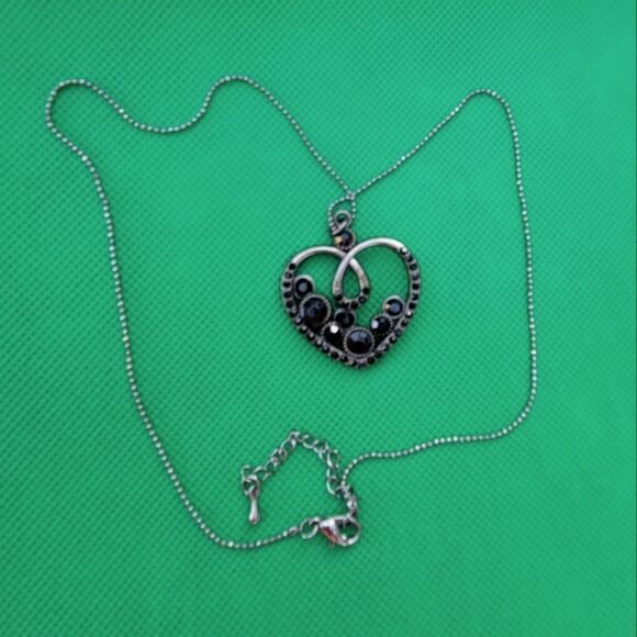 Elegant Gothic Heart Pendant Necklace - Picture 7 of 8
